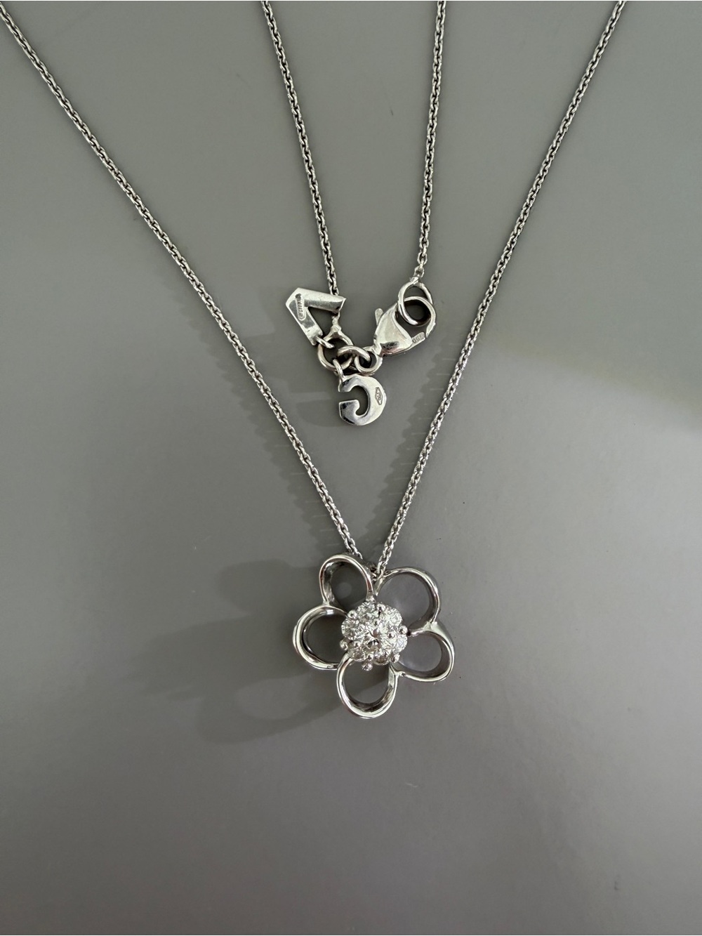 18K Giorgio Visconti ITALY White Gold Diamond Flower Necklace 7-Stone Cluster - Picture 2 of 7